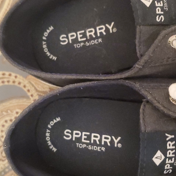 Sperry Woman's Canvas Shoes Size 8 - Picture 2 of 4